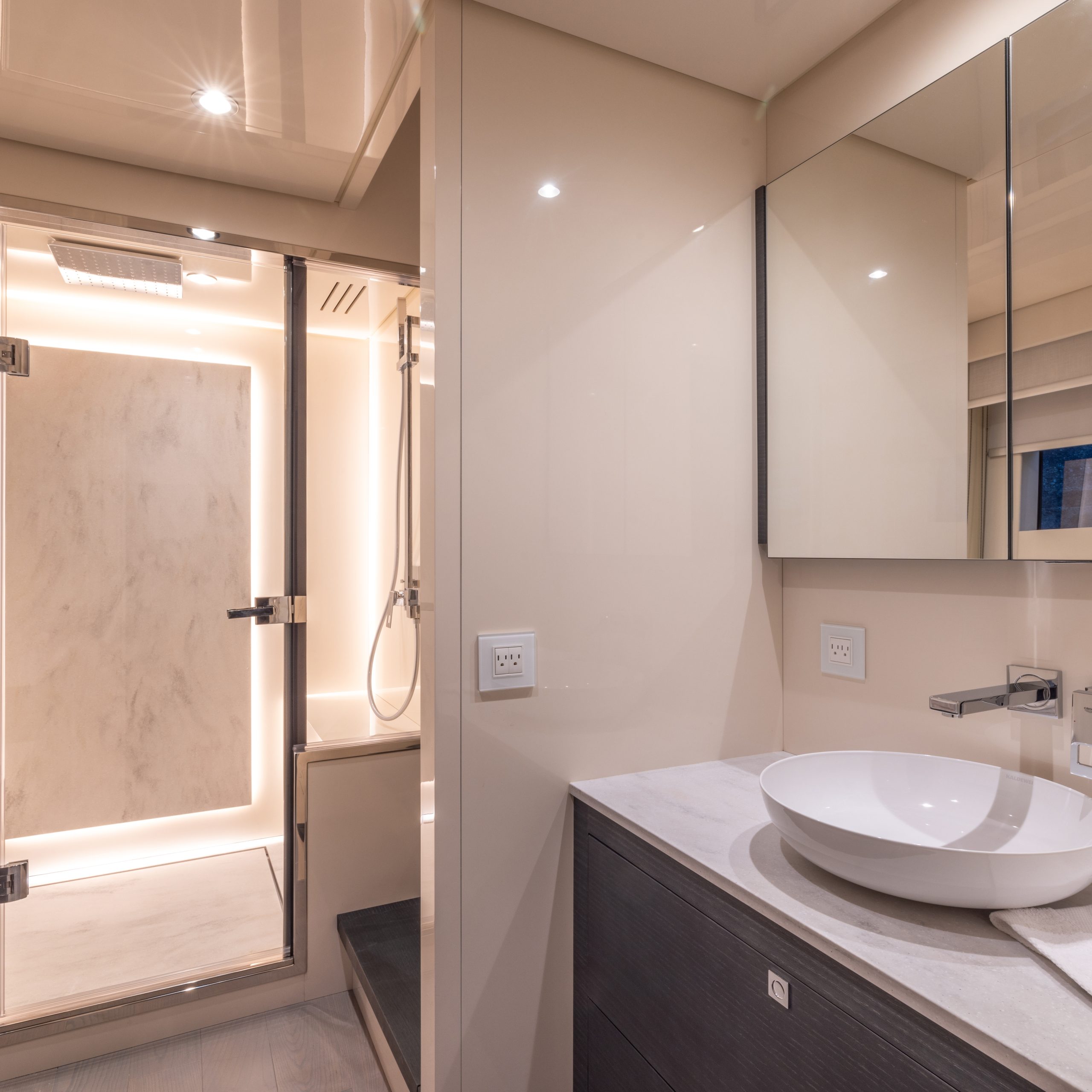 Silent 62_Meeting room version_front bow cabin bath 3
