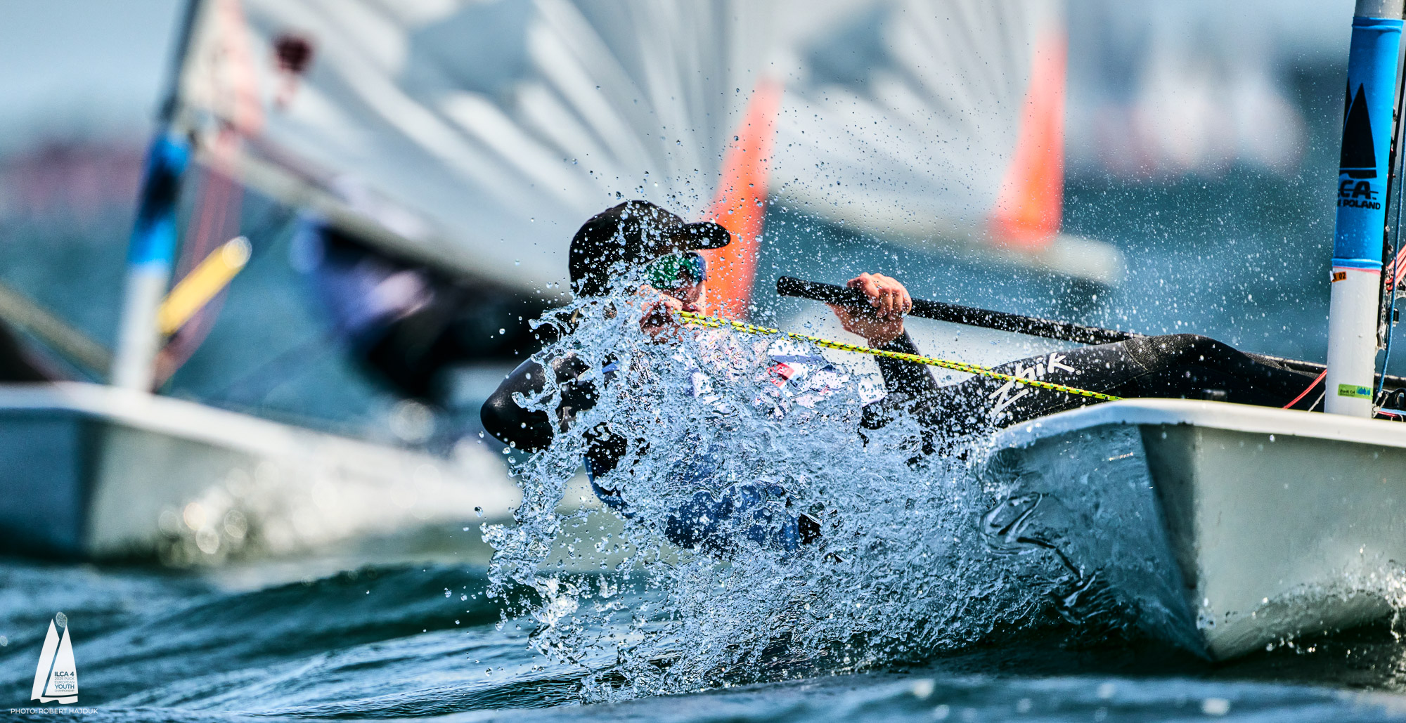 W słonecznym Pucku wystartowały Młodzieżowe Mistrzostwa Europy ILCA 4, które są równocześnie Open European Trophy przy uwzględnieniu żeglarzy z państw spoza Europy. Pogoda dopisała — 12–15 węzłów wiatru i bezchmurne niebo stworzyły idealne warunki do żeglowania. Dzięki doskonałej organizacji Komisji Regatowej pod kierownictwem Ewy Jodłowskiej, dwa zaplanowane wyścigi przebiegły bardzo sprawnie. Już o 14:00 wszyscy zawodnicy byli na brzegu.