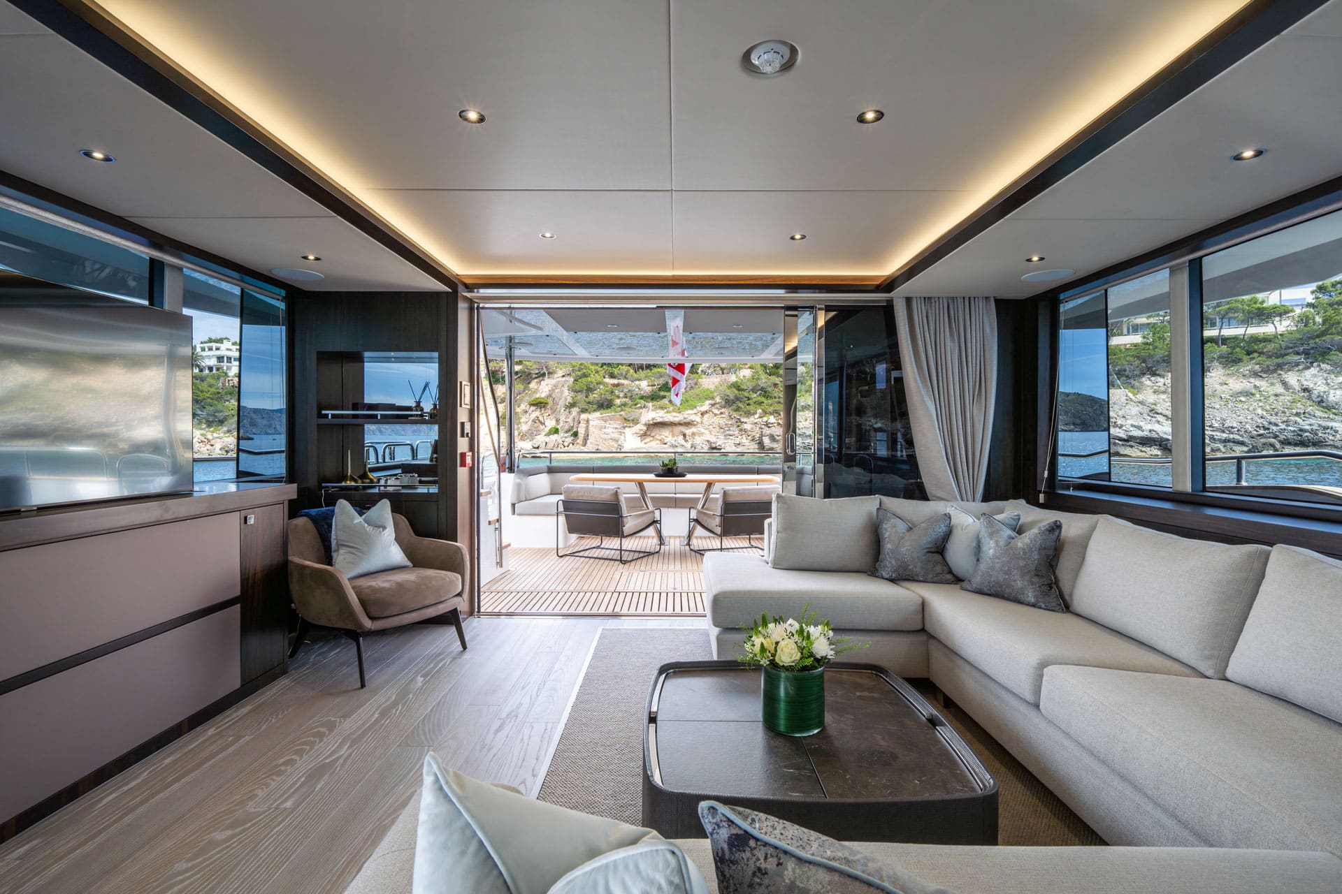 MEROS_Signature-95-Yacht_Saloon3